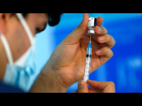 Habilitan cuarta dosis de vacuna para mayores de 18 ante aumento de casos de Covid