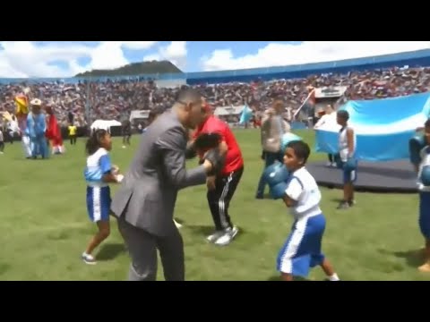 Teófimo López comparte con niños boxeadores durante desfiles patrios 2022