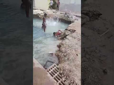 Niños cubanos convierten en piscina un enorme hueco de Aguas de La Habana en el Cerro