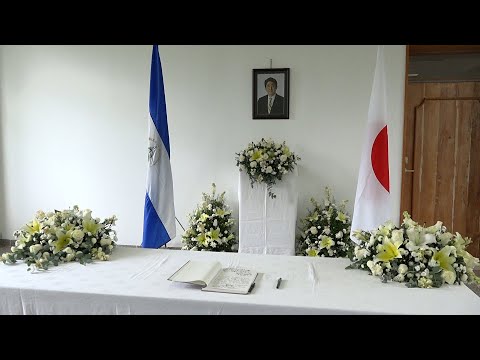 Funcionarios nicaragüenses firman libro de condolencias en la embajada de Japón