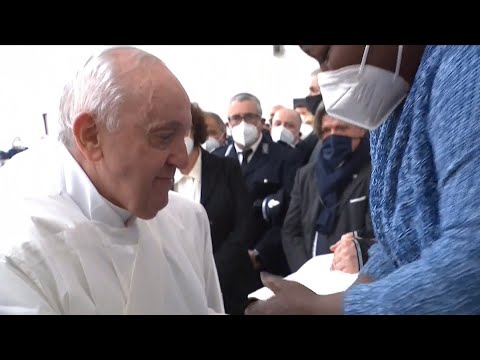 Papa Francisco retoma tradição após dois anos e se ajoelha diante de presos