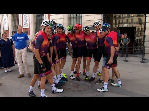 Un grupo de ciclistas parte desde Sol hacia París en el reto solidario '1309 Razones'