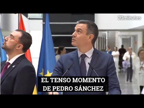 El tenso momento al inicio de una rueda de prensa de Pedro Sánchez
