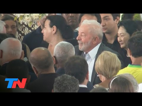 Luiz Inácio Lula da Silva, presentó sus respetos ante el féretro de Pelé en el estadio del Santos