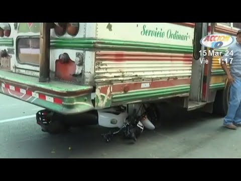 Motociclista con graves lesiones tras impactar contra un bus