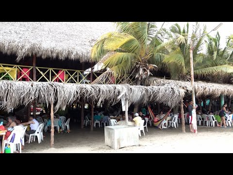 Turistas disfrutan de la playa de Pochomil en fin de semana