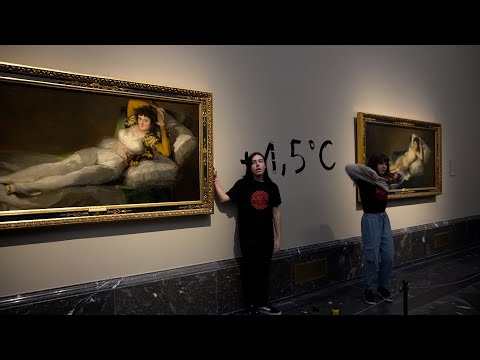 Activistas se pegan en los marcos de 'Las Majas' de Goya en el Museo del Prado
