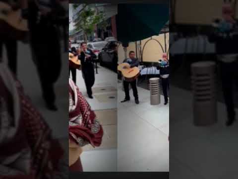 Natalia Jimenez le llevo mariachis y canto Cielito Lindo y El Rey a restaurante que la discrimino