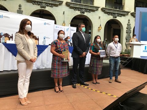 Gobierno de Guatemala entrega reconocimientos
