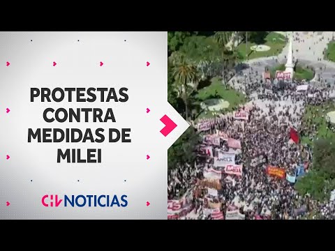 CACEROLAZOS Y PROTESTAS en Argentina contra el DNU de Javier Milei - CHV Noticias