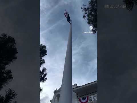 Izada de la bandera en la Ruta 1 de los Defiles Patrios.