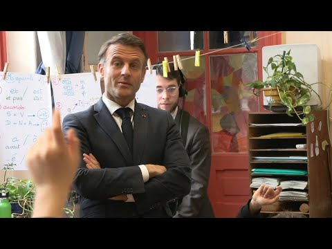 Emmanuel Macron discute avec des élèves de l'école Blanche | AFP Images