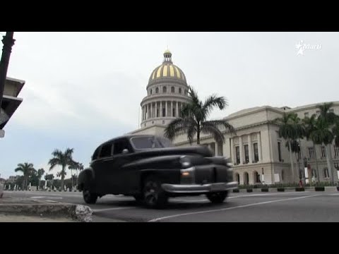 Info Martí | Mientras más cubanos se van de la isla, menos dinero llega al país por remesas.