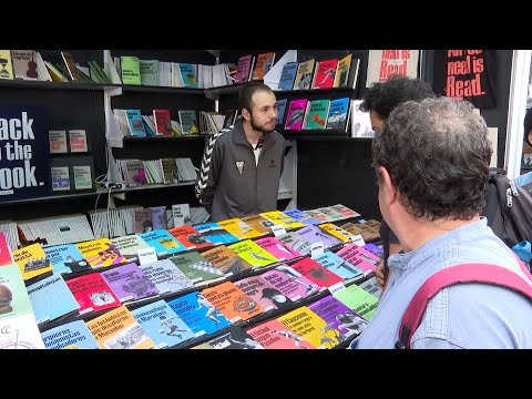 La Feria del Libro de Madrid resiste a pesar de la lluvia