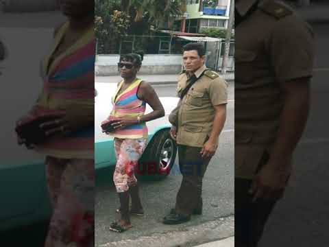 PEDIR y MONTARSE a un TAXI en las calles de Cuba: una experiencia muy única
