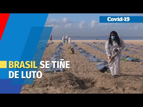 La arena de Copacabana se tiñe de luto en honor de los 400.000 muertos de covid en Brasil