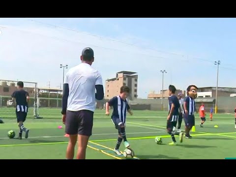 ¡Talleres en San Juan de Miraflores! Niños aprenden a jugar fútbol este verano