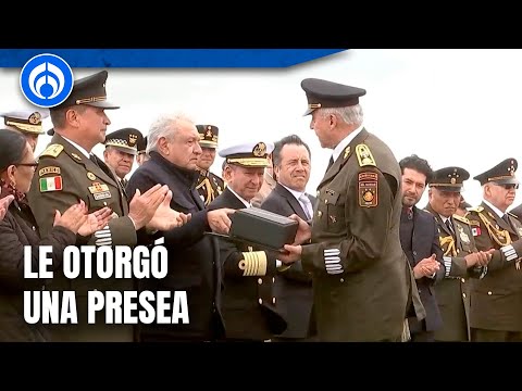 Salvador Cienfuegos Zepeda fue condecorado por López Obrador