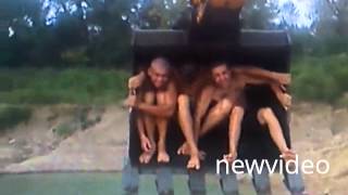 فيديو : روسي يقود حفارة ويمزح مع اصدقائه بطريقة جنونية