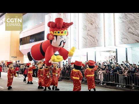 El desfile nocturno vuelve a tomar las calles de Hong Kong para celebrar el Año del Dragón