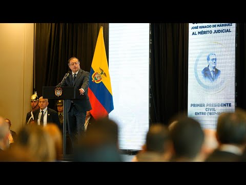 Presidente Petro durante la ceremonia de Condecoración José Ignacio de Márquez al Mérito Judicial