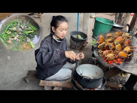 แหล่ สาวลาว แกงเขียดใส่ผักรวมมิตรแจ่วปูนาลวกผักกาดดอก