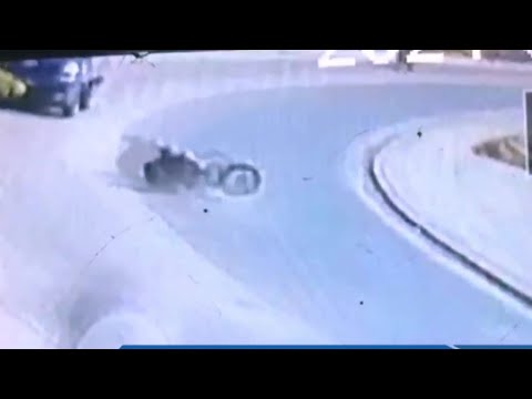 Menor pierde la vida tras impactar su motocicleta con un camión