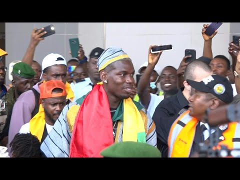 Pogba accueilli par des milliers de fans avant un match caritatif en Guinée | AFP