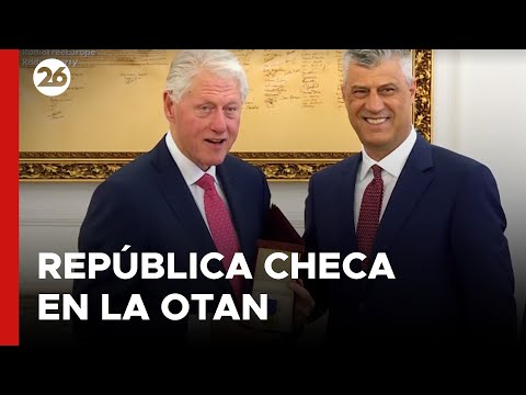 Bill Clinton asiste al 25 aniversario de la entrada de la República Checa en la OTAN