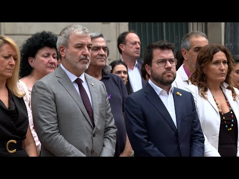 Aragonès y Collboni encabezan un minuto de silencio por el asesinato de una mujer en Barcelona