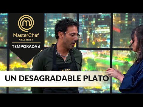 Alejandro recibe el 'Pin de inmundidad' por parte de los chefs | MasterChef Celebrity