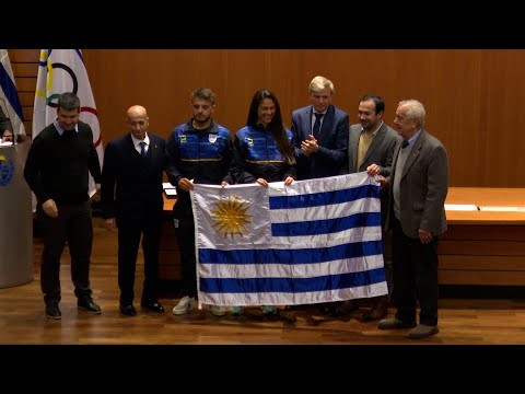 Imágenes de entrega de pabellón nacional a delegación uruguaya
