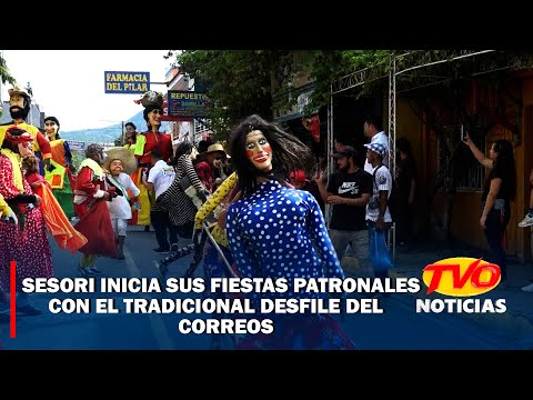 Sesori inicia sus fiestas patronales con el tradicional desfile del correos.