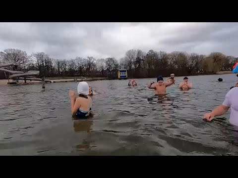 Berliners welcome the New Year with some ice bathing