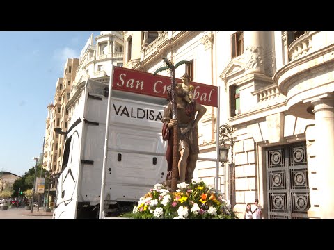 Los transportistas celebran San Cristóbal por las calles de València