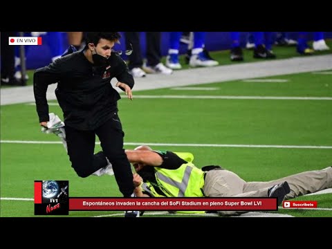 Espontáneos invaden la cancha del SoFi Stadium en pleno Super Bowl LVI