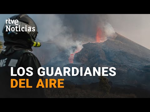 VOLCÁN de LA PALMA: Así miden la CALIDAD del AIRE miembros del TEDAX y la UME | RTVE Noticias