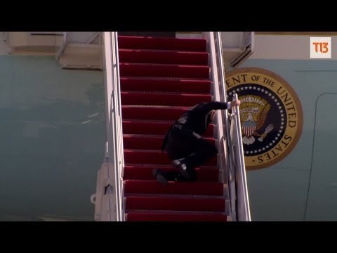 Joe Biden tropieza varias veces al subir a avión presidencial