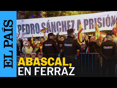 INVESTIDURA SÁNCHEZ | Abascal se une a una nueva manifestación en Ferraz contra la amnistía |EL PAÍS
