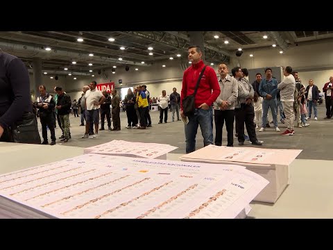 Ecuatorianos residentes en Madrid votan para elegir su presidente en Ifema