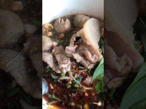 ก๋วยเตี๋ยวหมูน้ำตกพริกเผาเน้น