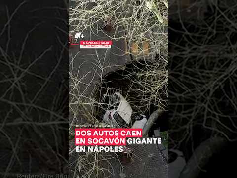 Dos autos caen en socavón gigante en Nápoles, Italia - N+ #Shorts