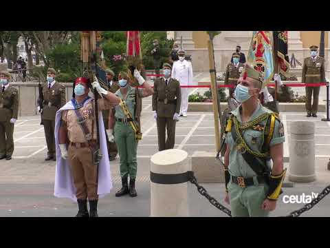 Solemne acto de homenaje a la Bandera en Plaza de África