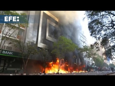 Manifestantes contra las subidas de impuestos asaltan e incendian el Parlamento de Kenia