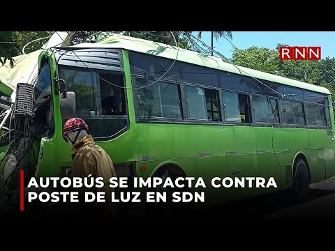 Autobús se impacta contra poste de luz en SDN