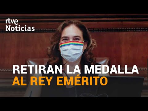 El AYUNTAMIENTO de BARCELONA RETIRA la MEDALLA de honor de la ciudad al REY EMÉRITO | RTVE Noticias