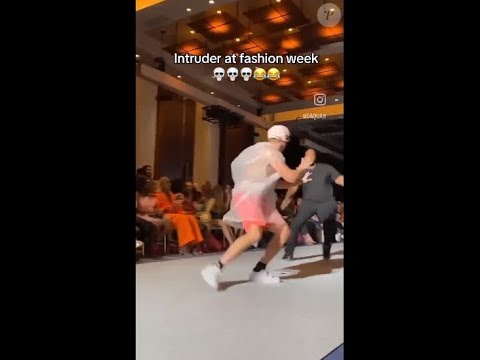 VIDEO Fashion Week de New York : Un homme violemment exfiltré après avoir défilé dans une tenue im
