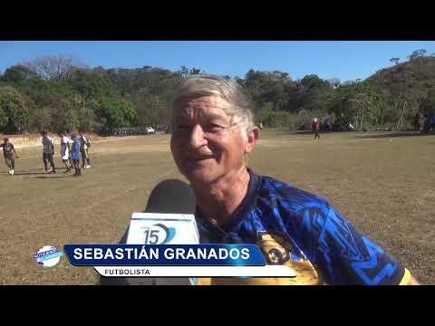 A sus 65 años de edad, don Sebastián Granados, continúa practicando el fútbol