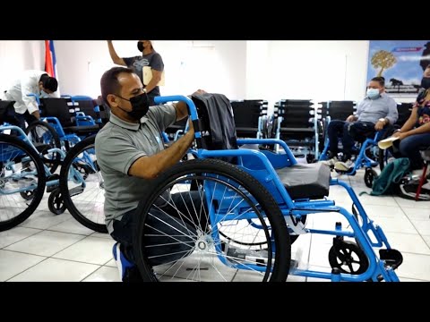 Gobierno y organismo religioso entregan sillas de ruedas a familias de Granada