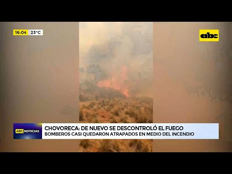 De nuevo se descontroló el fuego en Chovoreca: bomberos casi quedan atrapados entre las llamas